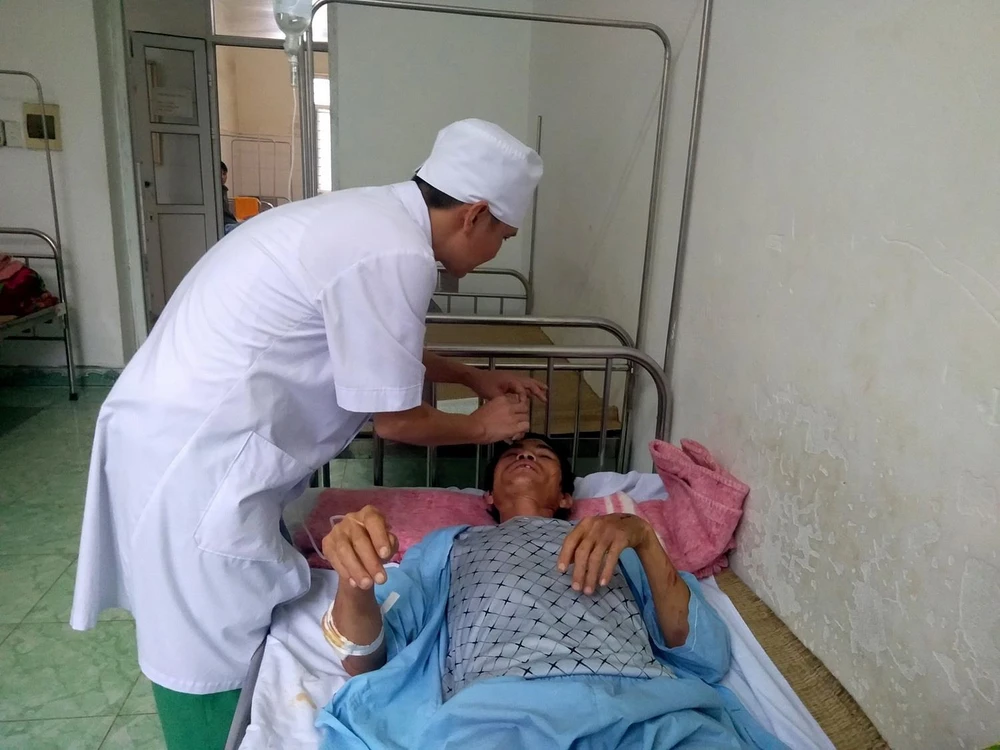 Bác sỹ bệnh viện đa khoa huyện Quan Sơn khám cho bệnh nhân Hoàng Xuân Luyến, 45 tuổi. (Ảnh: Nguyễn Nam/TTXVN)