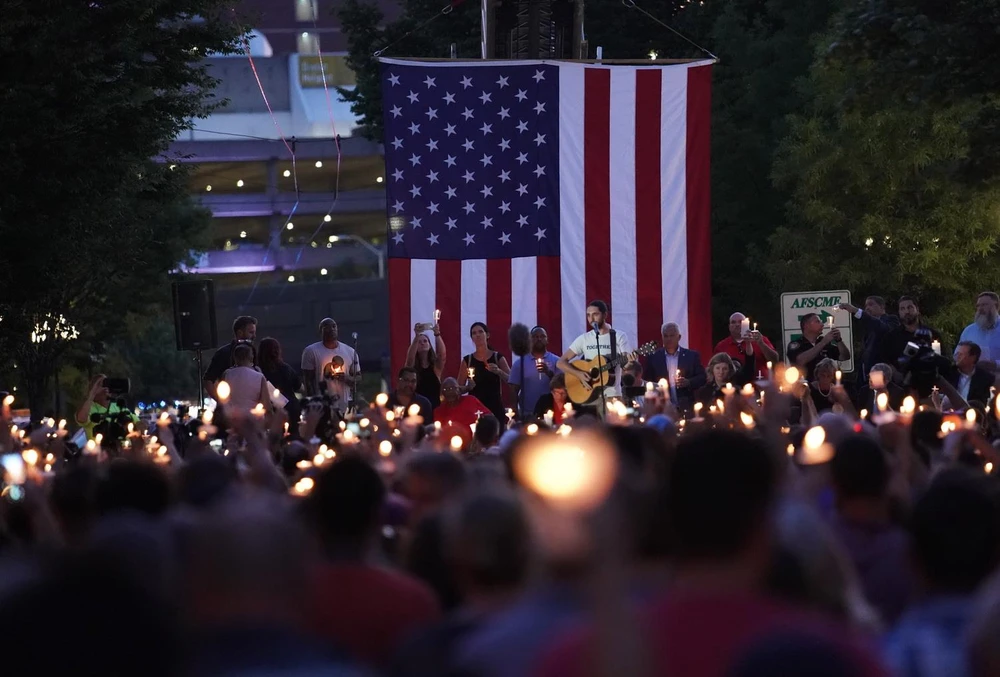 Người dân thắp nến tưởng niệm các nạn nhân trong vụ xả súng tại Dayton, Ohio của Mỹ, ngày 4/8 vừa qua. (Ảnh: THX/TTXVN)