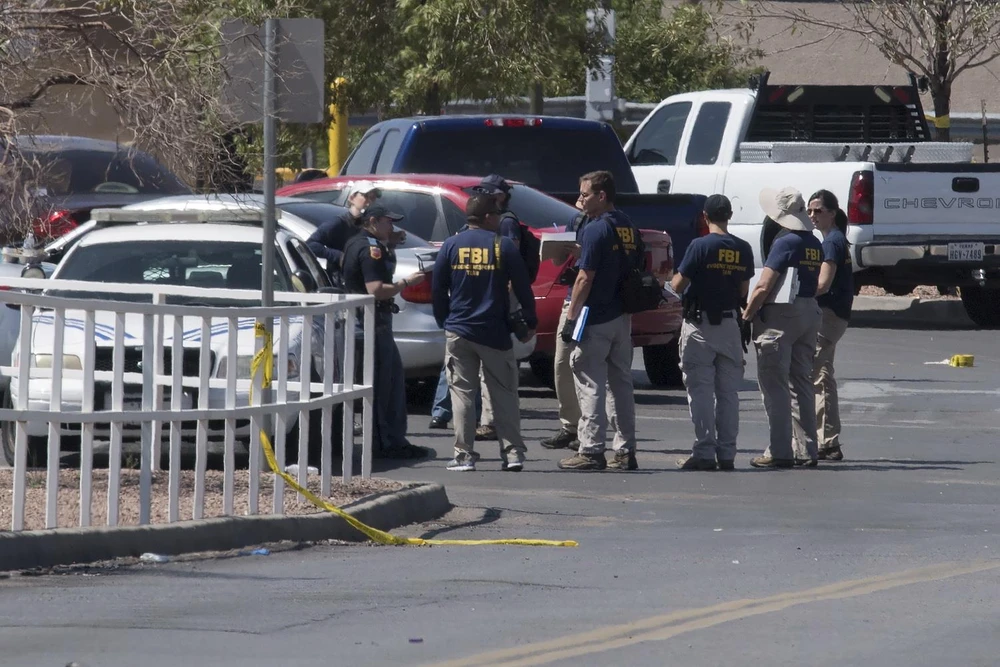 Cảnh sát điều tra tại hiện trường vụ xả súng ở El Paso, bang Texas của Mỹ, ngày 4/8 vừa qua. (Ảnh: AFP/TTXVN)