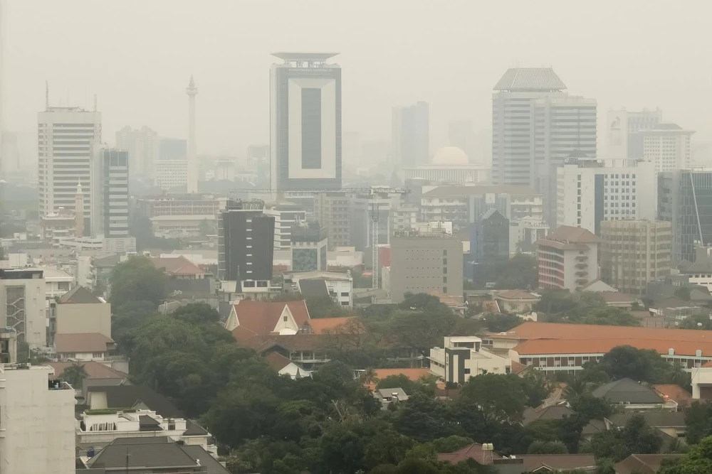 Không khí ô nhiễm bao trùm thủ đô Jakarta của Indonesia. (Ảnh: AFP/TTXVN)