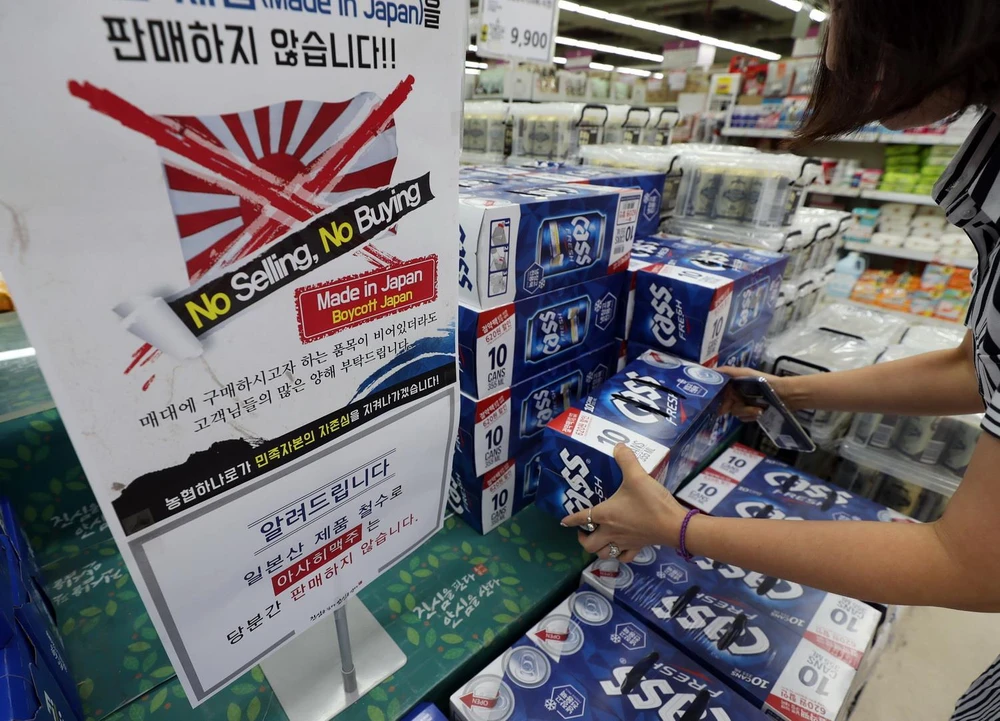 Bảng thông báo không bán, không mua các sản phẩm từ Nhật Bản tại một siêu thị ở Seoul của Hàn Quốc. (Ảnh: Yonhap/TTXVN)