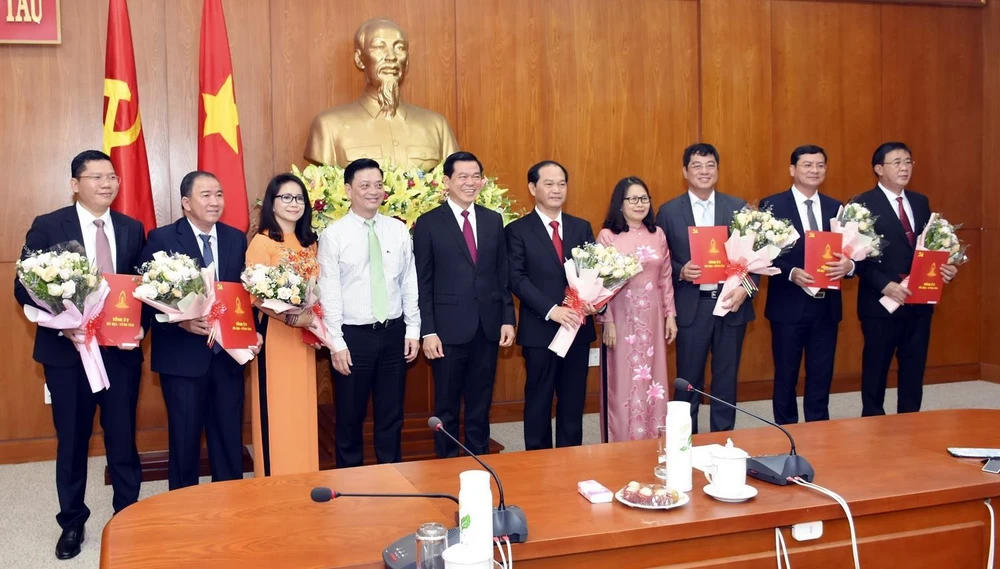 Lãnh đạo Tỉnh ủy Bà Rịa-Vũng Tàu trao Quyết định và tặng hoa các cán bộ được phân công công tác mới. (Ảnh: Ngọc Sơn/TTXVN)