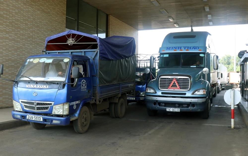 Các xe tải xếp hàng chờ được làm thủ tục thông quan tại Cửa khẩu đường bộ Kim Thành trong sáng 14/8. (Ảnh: Quốc Khánh/TTXVN)
