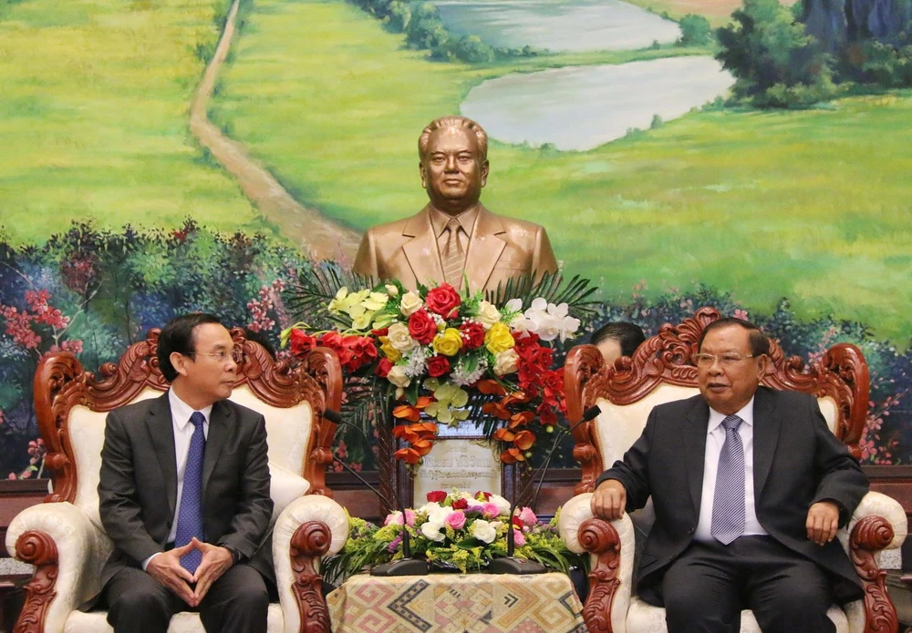 Tổng Bí thư, Chủ tịch nước Lào Bounhang Volachith (trái) tiếp Bí thư Trung ương Đảng, Chánh Văn phòng Trung ương Đảng Cộng sản Việt Nam Nguyễn Văn Nên. (Ảnh: Xuân Tú/TTXVN)