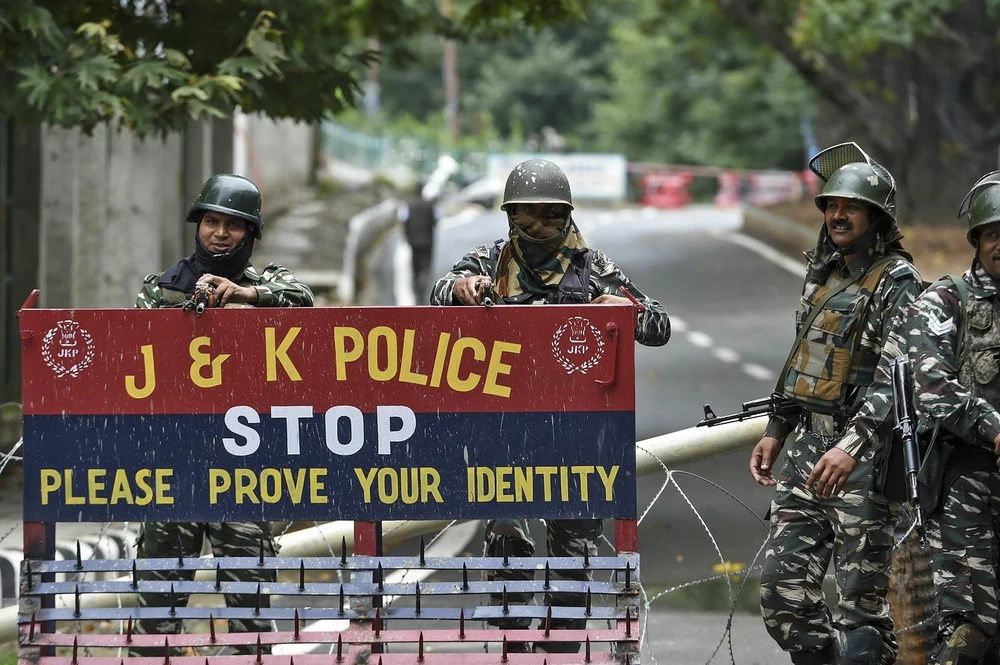 Lực lượng an ninh gác trên một đường phố ở Srinagar, bang Kashmir của Ấn Độ ngày 17/8. (Ảnh: AFP/TTXVN)