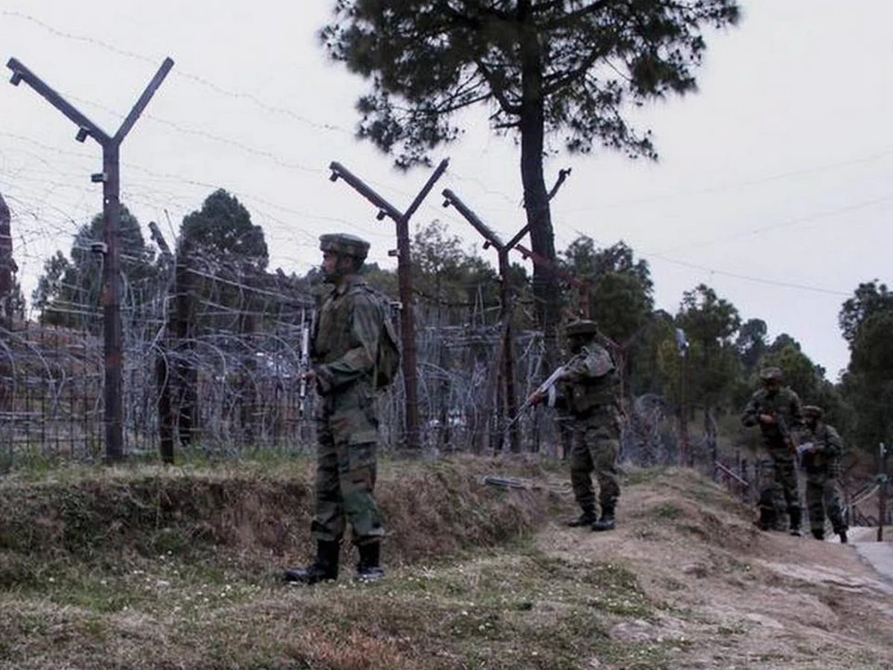 Binh sỹ tuần tra dọc Ranh giới kiểm soát ở huyện Poonch thuộc bang Jammu và Kashmir. (Ảnh: PTI/TTXVN)