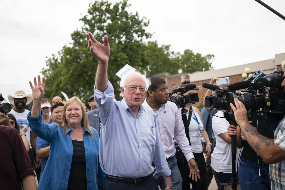 Ứng cử viên Bernie Sanders vẫy chào những người ủng hộ tại Des Moines, bang Iowa của Mỹ, ngày 11/8 vừa qua. (Ảnh: AFP/TTXVN)