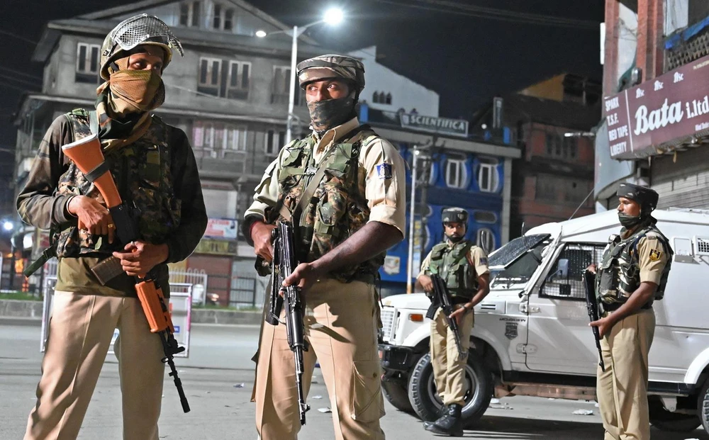 Cảnh sát gác trên các đường phố ở Srinagar của Ấn Độ. (Ảnh: AFP/TTXVN)