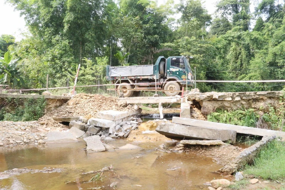 Người dân xã Quang Phong rất lo lắng khi lưu thông qua khu vực này. (Ảnh: Nguyễn Oanh/TTXVN)