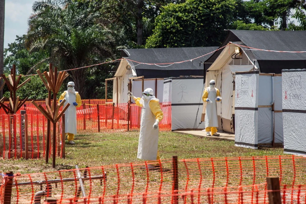 Nhân viên y tế làm việc tại khu vực cách ly dành cho các bệnh nhân nhiễm Ebola tại Iyonda, gần Mbandaka, Cộng hòa Dân chủ Congo. (Ảnh: AFP/TTXVN)