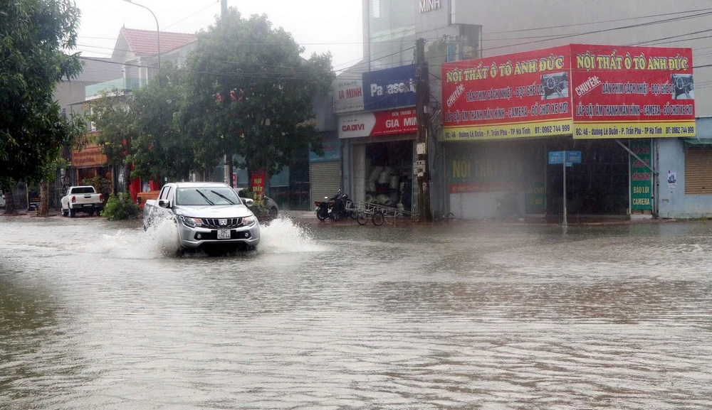 Mưa lớn gây ngập tuyến đường Lê Duẩn, phường Trần Phú, thành phố Hà Tĩnh. (Ảnh: Công Tường/TTXVN)