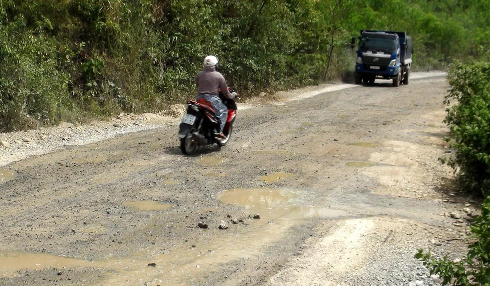 Nhiều ổ voi, ổ gà trên tuyến đường liên xã Trường Xuân-Xuân Ninh gây khó khăn cho việc đi lại của người dân. (Ảnh: Văn Tý/TTXVN)