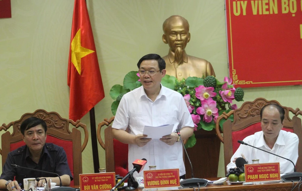 Phó Thủ tướng Chính phủ Vương Đình Huệ phát biểu tại buổi làm việc. (Ảnh: Tuấn Anh/TTXVN)