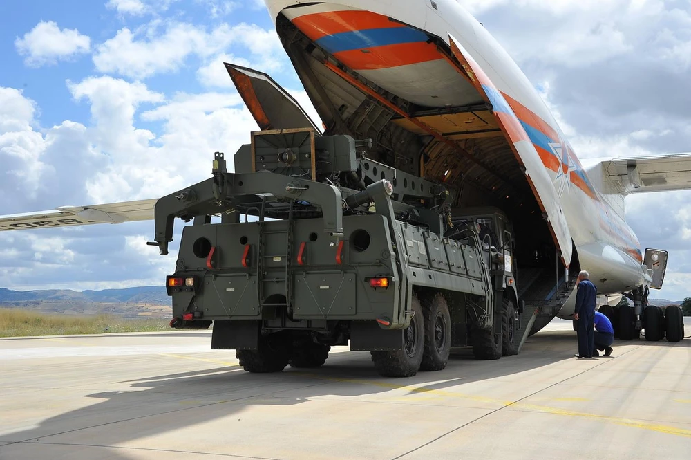 Máy bay vận tải Antonov của Nga chở các bộ phận của hệ thống phòng thủ tên lửa S-400 hạ cánh xuống căn cứ không quân ở Ankara, Thổ Nhĩ Kỳ ngày 12/7 vừa qua. (Ảnh: THX/TTXVN)