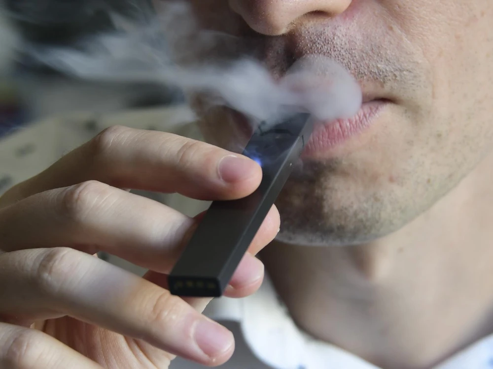 Một người hút thuốc lá điện tử tại Washington, DC của Mỹ. (Ảnh: AFP/TTXVN)