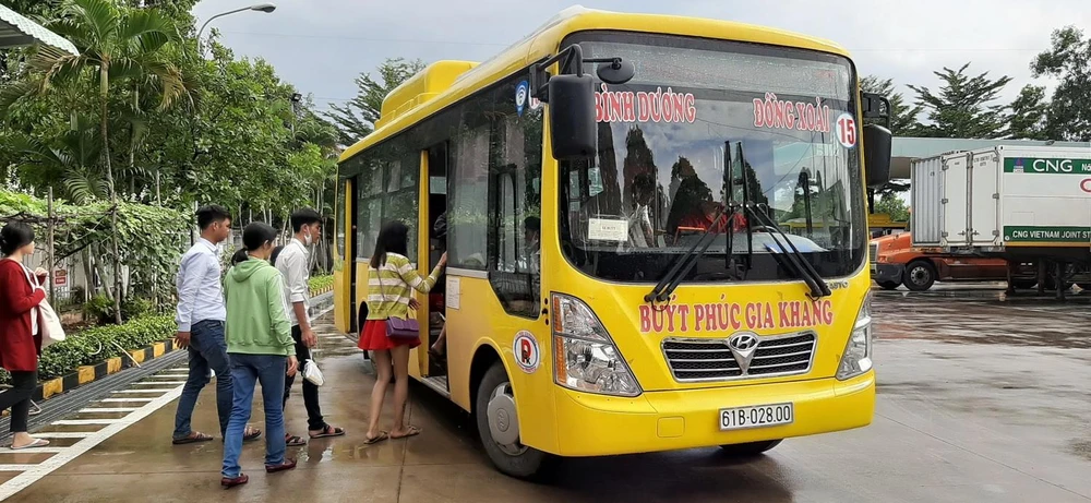 Xe buýt thân thiện môi trường kết nối Bình Dương-Bình Phước đã được đưa vào vận hành. (Ảnh: Dương Chí Tưởng/TTXVN)