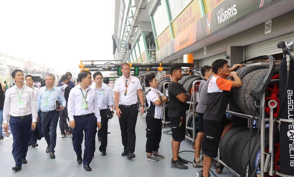 Ông Nguyễn Đức Chung và Đoàn đại biểu UBND thành phố Hà Nội khảo sát công tác chuẩn bị tại Trường đua F1 của Singapore. (Ảnh: Xuân Vịnh/TTVXN)