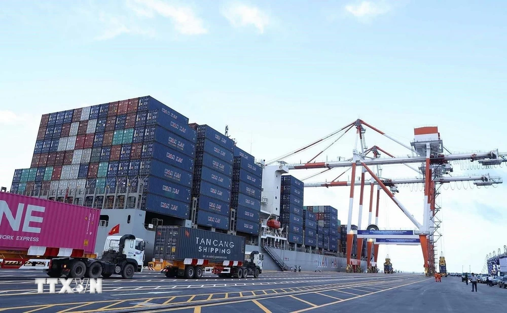 Hoạt động bốc xếp hàng hóa tại Cảng Container Quốc tế Hải Phòng. (Ảnh: TTXVN)