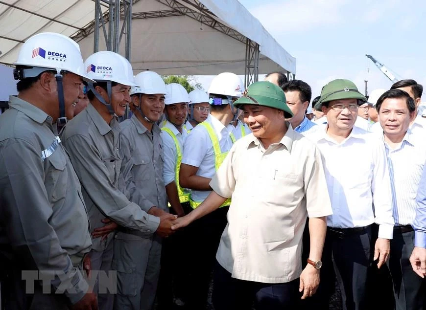 Thủ tướng Nguyễn Xuân Phúc tặng quà động viên các đơn vị và công nhân thi công. (Ảnh: Thống Nhất/TTXVN)
