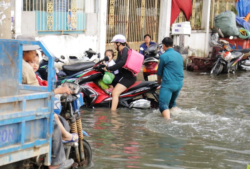 Ngập nặng trên đường Mễ Cốc, quận 8, TP.HCM. (Ảnh: Trần Xuân Tình/TTXVN)