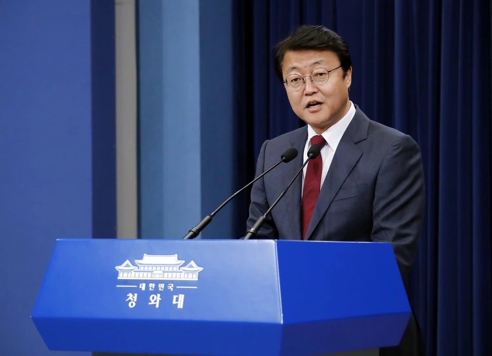 Cố vấn Kinh tế của Tổng thống Hàn Quốc Joo Hyung-chul, trong cuộc họp báo tại Seoul ngày 6/10. (Ảnh: Yonhap/TTXVN)