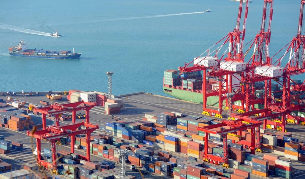 Các container hàng hóa tại cảng Busan của Hàn Quốc. (Ảnh: AFP/TTXVN)