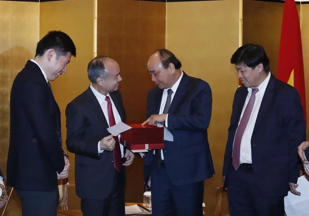 Thủ tướng Nguyễn Xuân Phúc tiếp ông Masayoshi Son, Tổng Giám đốc Tập đoàn SoftBank của Nhật Bản. (Ảnh: Thống Nhất/TTXVN)