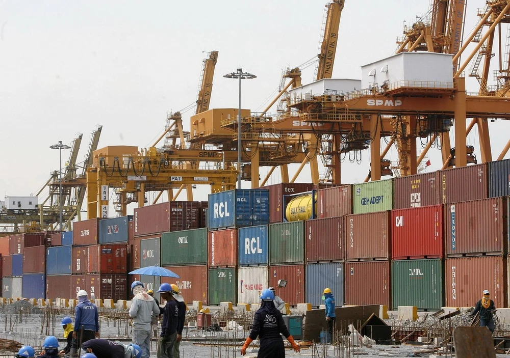 Hàng hóa được xếp tại cảng ở Bangkok của Thái Lan. (Ảnh: AFP/TTXVN)