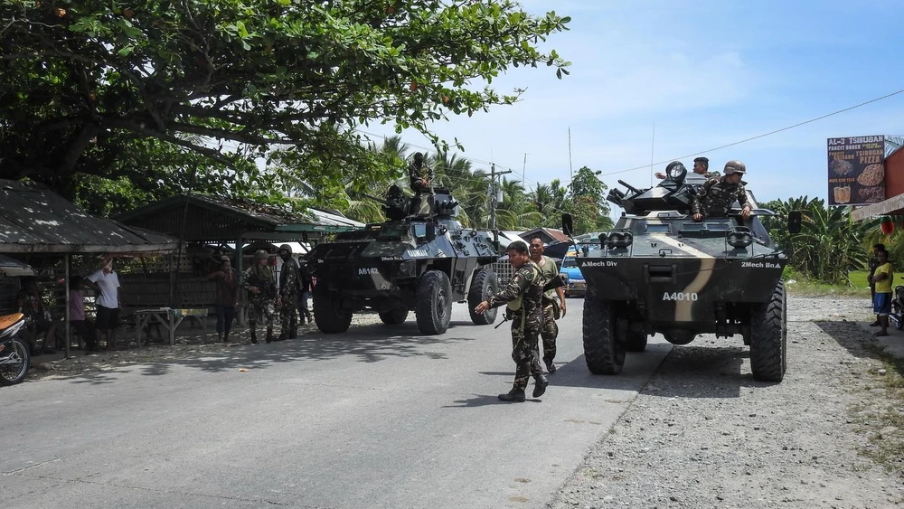 Binh sỹ Philippines tuần tra tại Maguindanao, đảo Mindanao. (Ảnh: AFP/TTXVN)