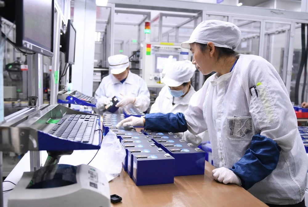 Công nhân làm việc tại nhà máy ở Ninh Đức, tỉnh Phúc Kiến, Đông Nam Trung Quốc. (Ảnh: THX/TTXVN)