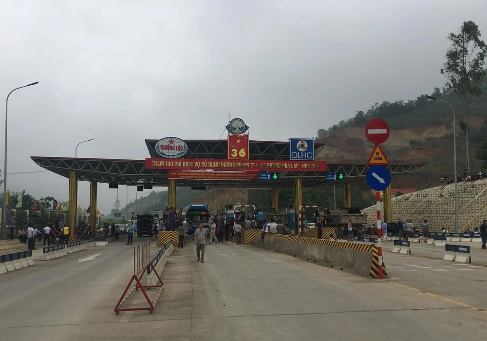 Trạm thu phí dịch vụ sử dụng đường bộ Km 17+100 đường Hòa Lạc-Hòa Bình. (Ảnh: Thanh Hải/TTXVN)