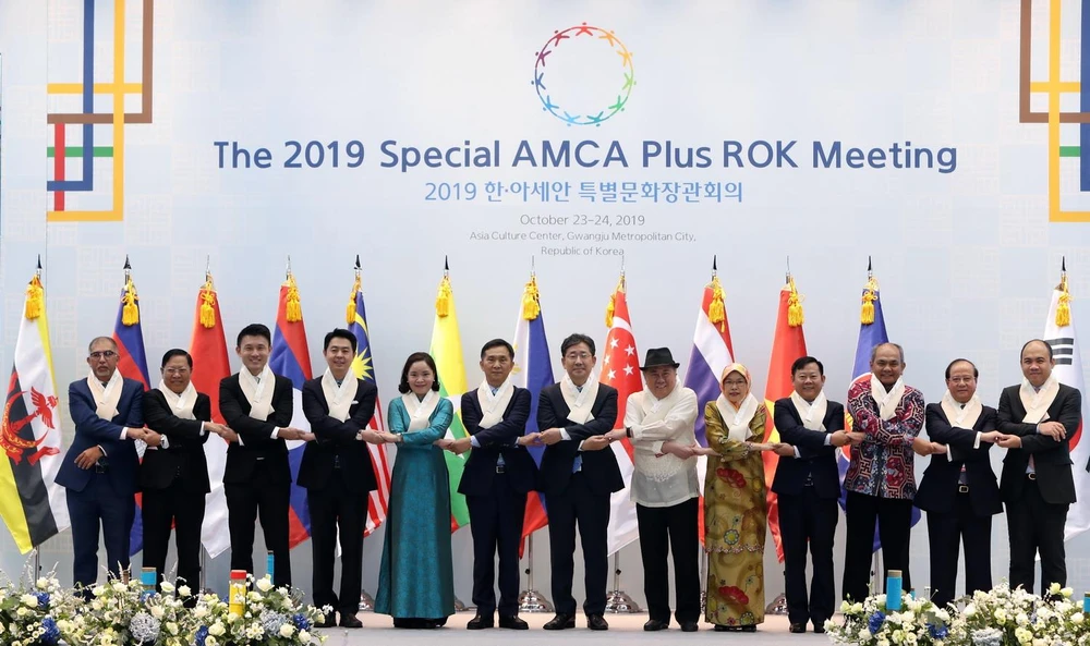 Các Bộ trưởng Văn hóa Hàn Quốc và 10 nước thành viên thuộc ASEAN chụp ảnh chung trước hội nghị tại Gwangju ngày 24/10 vừa qua. (Ảnh: Yonhap/TTXVN)