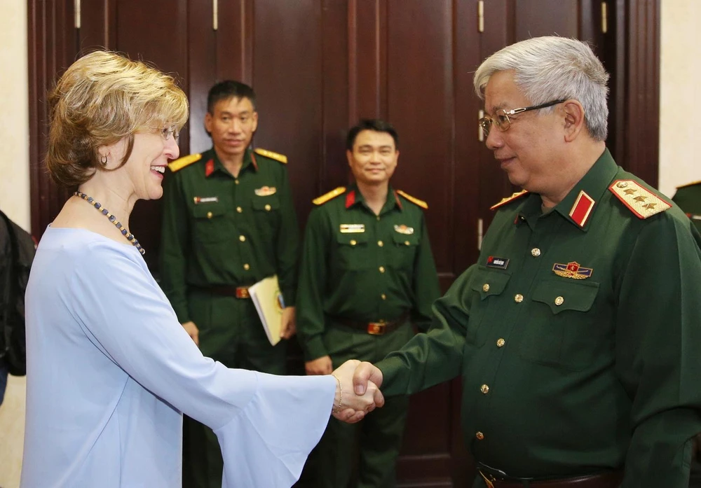Thượng tướng Nguyễn Chí Vịnh tiếp bà Bonnie Glick, Phó Tổng Giám đốc toàn cầu Cơ quan Phát triển quốc tế Hoa Kỳ. (Ảnh: Dương Giang/TTXVN)