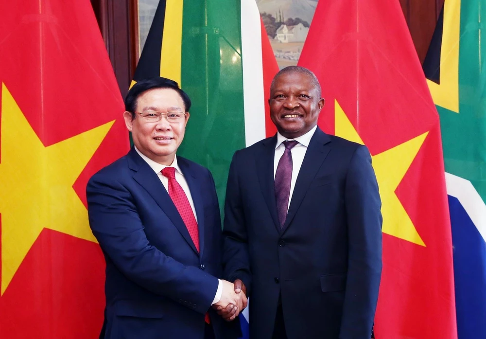 Phó Thủ tướng Chính phủ Vương Đình Huệ và Phó Tổng thống nước Cộng hòa Nam Phi David Mabuza. (Ảnh: Phi Hùng/TTXVN)