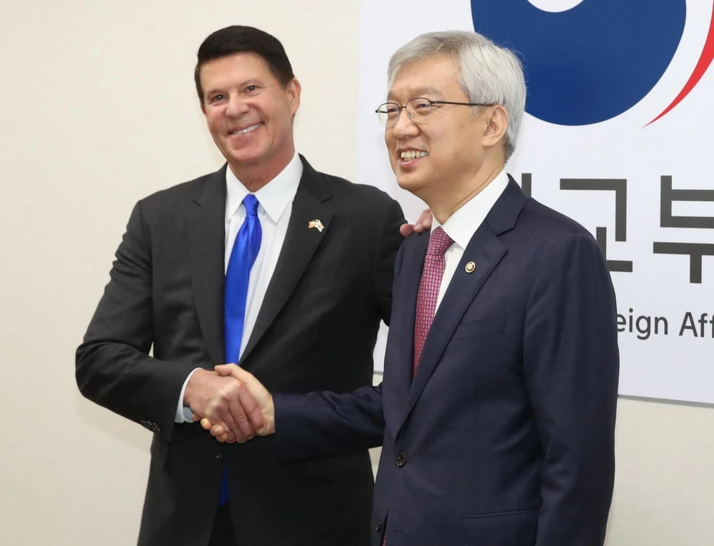 Thứ trướng Bộ Ngoại giao Mỹ phụ trách phát triển kinh tế, năng lượng và môi trường Keith Krach (trái) và Thứ trưởng thứ hai Bộ Ngoại giao Hàn Quốc Lee Tae-ho (phải) tại Đối thoại kinh tế cấp cao ở Seoul ngày 6/11. (Ảnh: Yonhap/TTXVN)