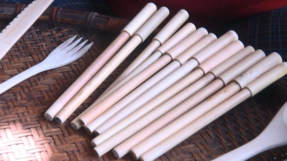 Ngoài sản xuất ống hút, anh Lê Xuân Hà còn sản xuất thêm các sản phẩm khác thân thiện với môi trường như bút, thìa, dao, dĩa... bằng tre luồng. (Ảnh: Khiếu Tư/TTXVN)