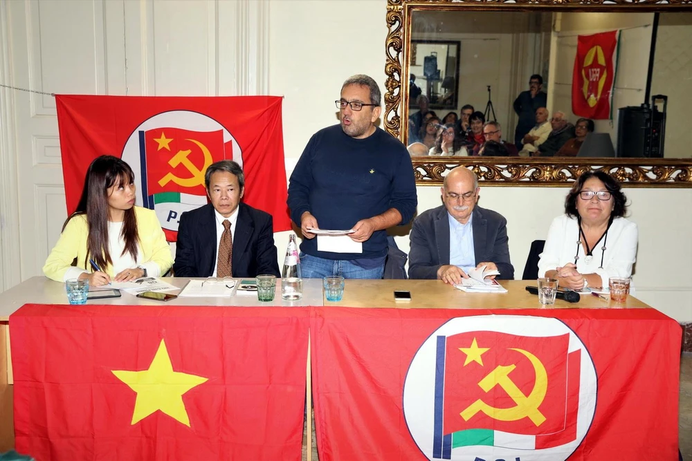Bí thư Trung ương Đảng PCI phụ trách lĩnh vực giáo dục Luca Cangemi phát biểu tại sự kiện. (Ảnh: Hải Linh/TTXVN)