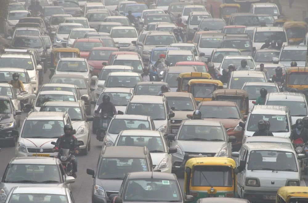 Các phương tiện di chuyển trên đường phố tại New Delhi của Ấn Độ. (Ảnh: AFP/TTXVN)