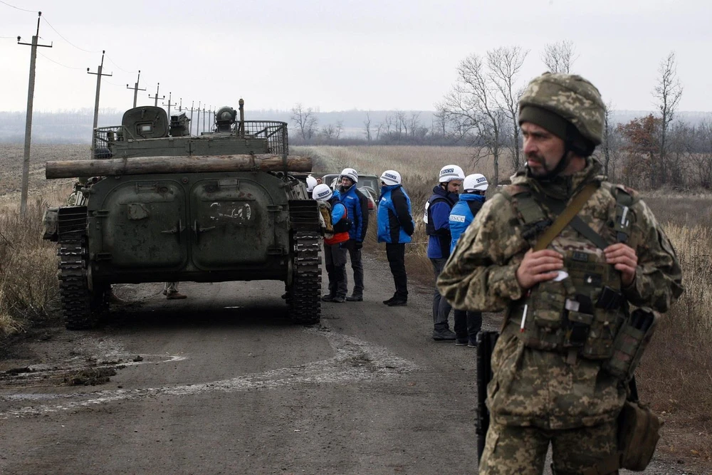 Các quan sát viên Tổ chức An ninh và Hợp tác châu Âu (OSCE) giám sát quá trình rút quân của các lực lượng Ukraine ở gần làng Bogdanivka thuộc vùng Donetsk ngày 9/11 vừa qua. (Ảnh: AFP/TTXVN)
