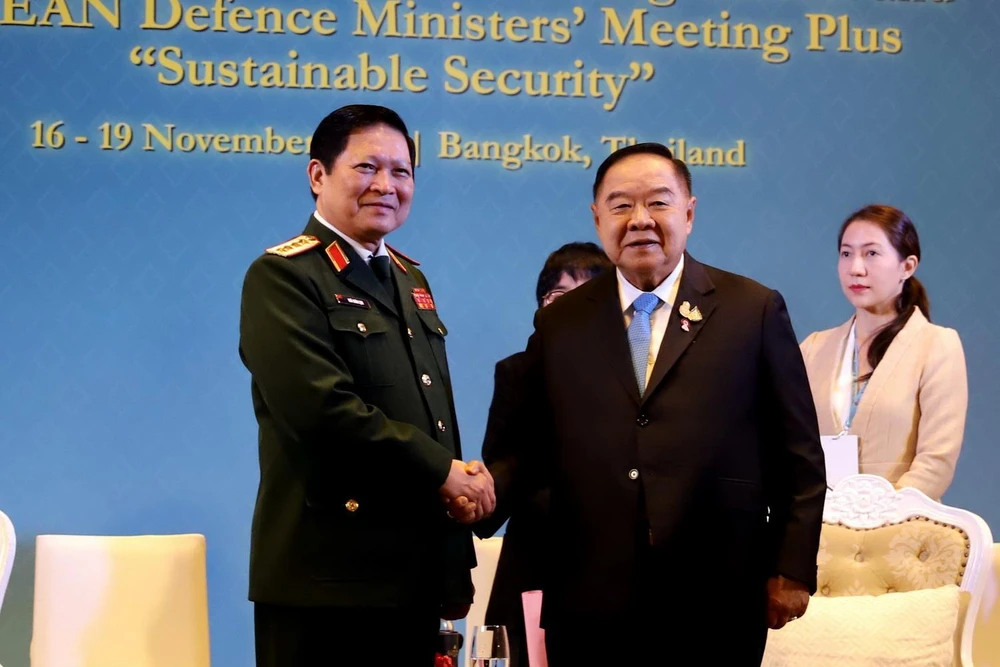 Đại tướng, Bộ trưởng Quốc phòng Ngô Xuân Lịch hội kiến Phó Thủ tướng Thái Lan Prawit Wongsuwan. (Ảnh: Ngọc Quang/TTXVN)