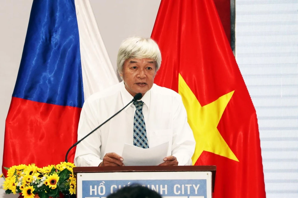 Ông Nguyễn Mười, Chủ tịch Hội hữu nghị Việt Nam-Cộng hòa Séc Thành phố Hồ Chí Minh phát biểu chúc mừng. (Ảnh: Xuân Khu/TTXVN)