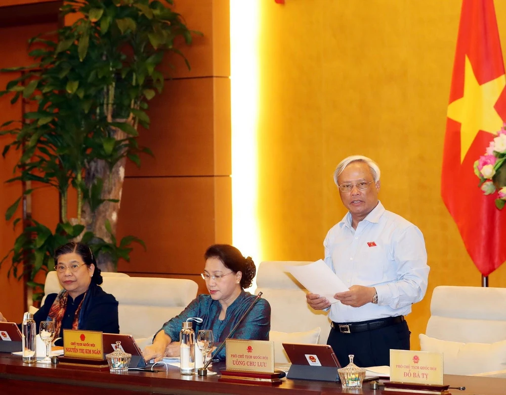 Phó Chủ tịch Quốc hội Uông Chu Lưu điều hành phiên họp. (Ảnh: Trọng Đức/TTXVN)