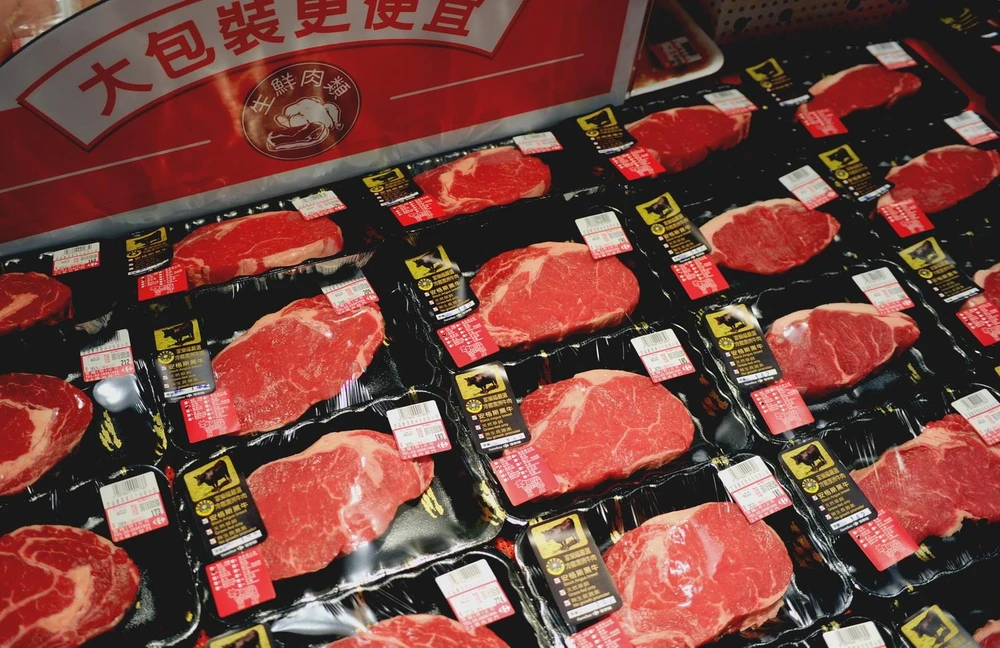 Thịt bò nhập khẩu được bày bán tại siêu thị. (Ảnh: AFP/TTXVN)
