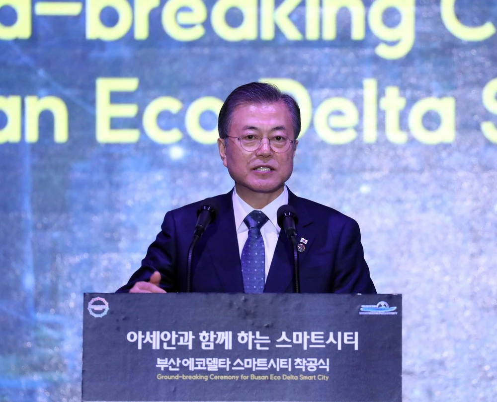 Tổng thống Hàn Quốc Moon Jae-in phát biểu tại lễ động thổ thành phố thông minh Busan Eco-Delta. (Ảnh: Thống Nhất/TTXVN)