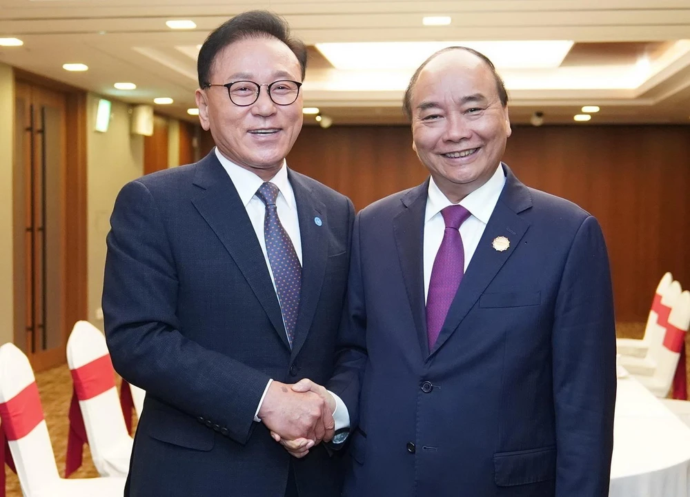Thủ tướng Chính phủ Nguyễn Xuân Phúc và ông Park Soo Kwan, Tổng Lãnh sự danh dự Việt Nam tại khu vực Busan-Keangnam. (Ảnh: Thống Nhất/TTXVN)