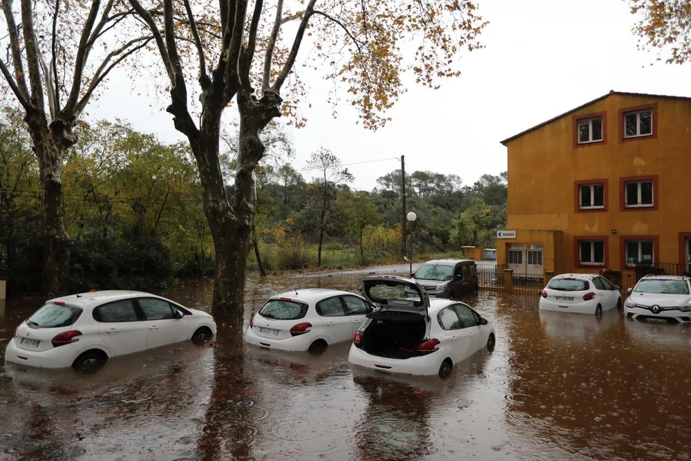 Cảnh ngập lụt tại Roquebrune-sur-Argens, Đông Nam nước Pháp ngày 23/11. (Ảnh: AFP/TTXVN)