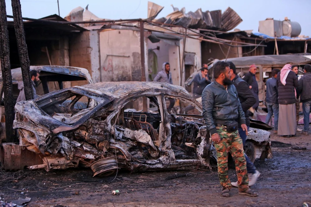 Hiện trường vụ đánh bom xe tại khu chợ ở thị trấn Tel Hal, Syria, ngày 26/11. (Ảnh: AFP/TTXVN)