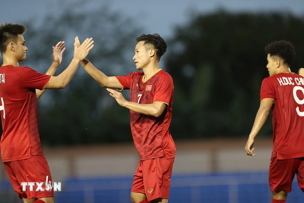 Tiền vệ Việt Hưng (7) ăn mừng bàn thắng với đồng đội sau khi ghi được cho U22 Việt Nam trong trận ra quân gặp U22 Brunei. (Ảnh: Hoàng Linh/TTXVN)