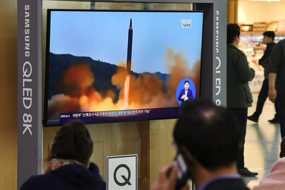 Người dân theo dõi vụ phóng vật thể bay của Triều Tiên qua màn hình tivi ở nhà ga Seoul, Hàn Quốc ngày 31/10 vừa qua. (Ảnh: AFP/TTXVN)