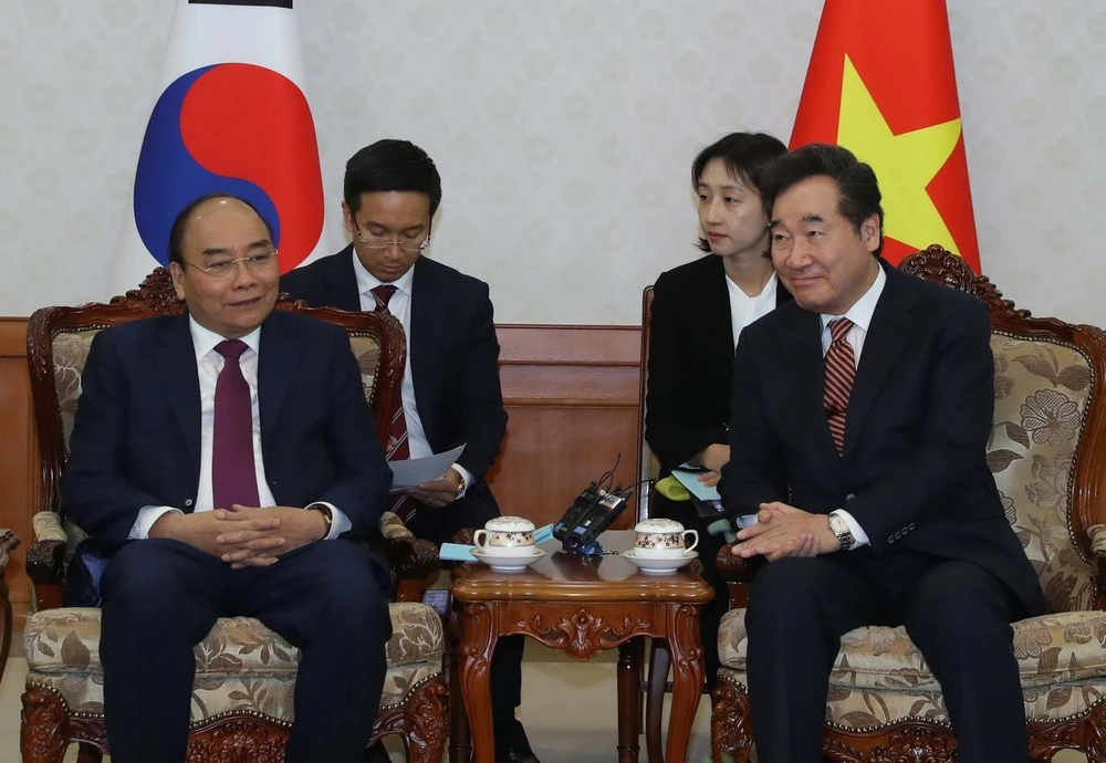 Thủ tướng Nguyễn Xuân Phúc gặp Thủ tướng Hàn Quốc Lee Nak-yeon. (Ảnh: Thống Nhất/TTXVN)